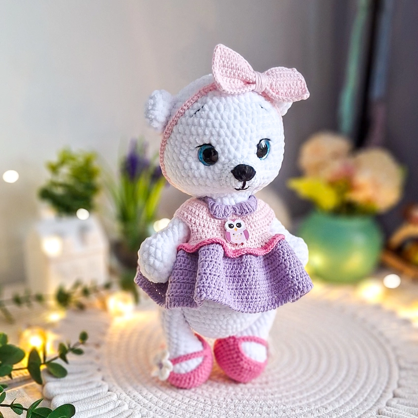 Amigurumi misia w sukience i opasce z kokardą, ozdoba półki w pokoju dziecięcym